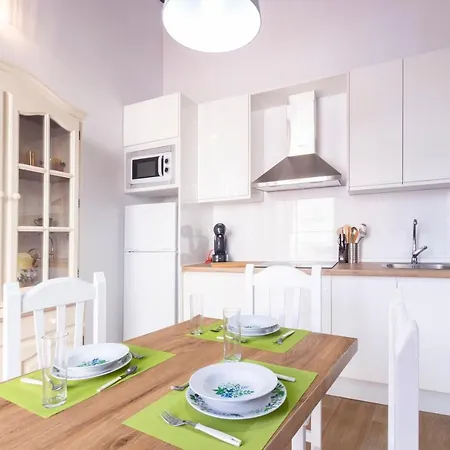 Sanders Jacaranda - Inviting Two-bedroom Downtown Malaga