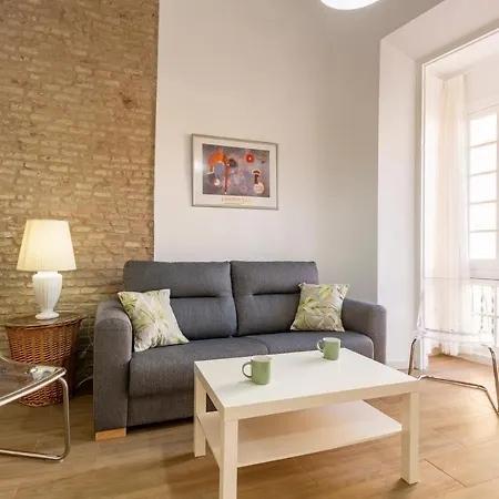Sanders Jacaranda - Inviting Two-bedroom Downtown Apartment